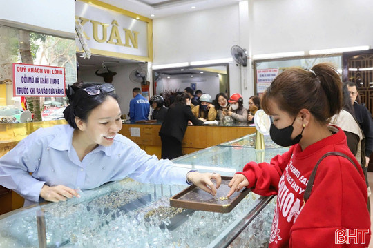 Giá vàng ở mức cao, nhiều người trẻ vẫn chọn mua tích lũy