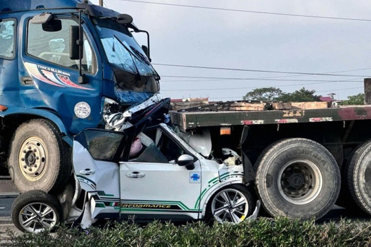 7 ôtô đâm liên hoàn, 2 người chết