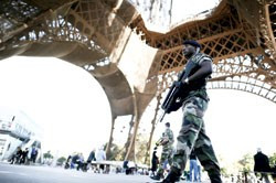 Pháp đang tăng cường an ninh tại tháp Eiffel, nơi gần đây liên tục bị dọa đánh bom - Ảnh: AFP
