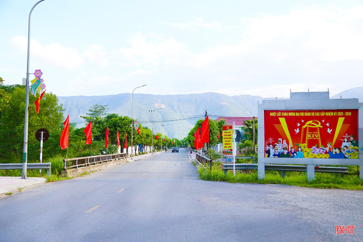 Tuyến đường trục chính vào Đảng uỷ phường Vũng Áng. bqbht_br_img-1034.jpg