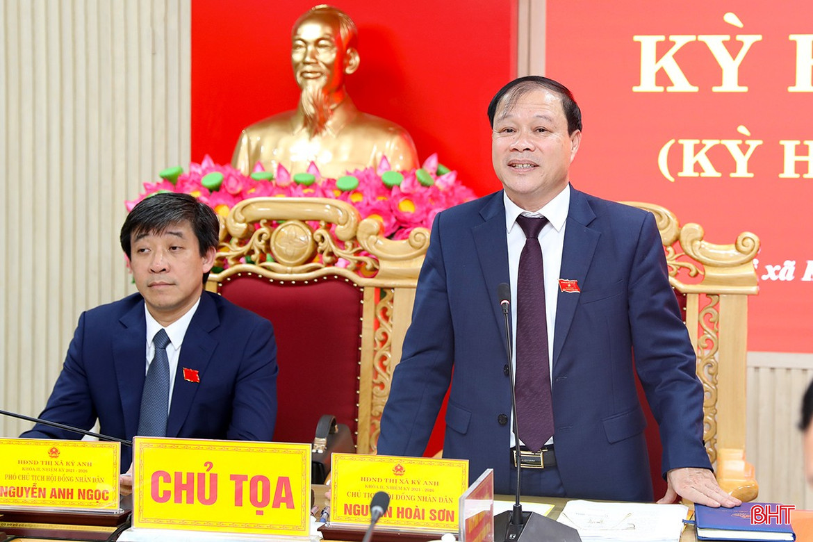 Bí thư Thị uỷ, Chủ tịch HĐND thị xã Kỳ Anh Nguyễn Hoài Sơn phát biểu chỉ đạo tại kỳ họp. bqbht_br_ag7a0970.jpg