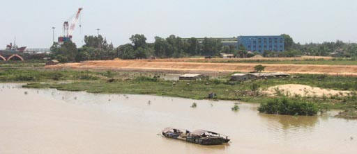 Đê Hữu Lam nhìn từ cầu Bến Thủy - Ảnh: A.H.