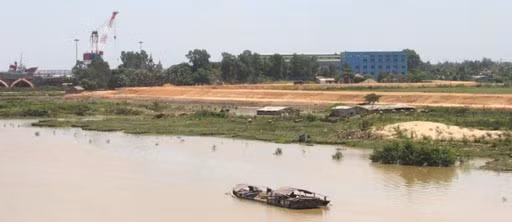 Đê Hữu Lam nhìn từ cầu Bến Thủy - Ảnh: A.H.