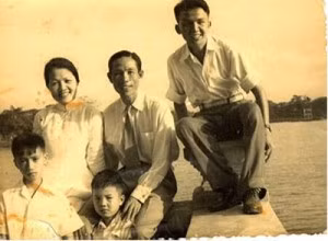 Hồ Dzếnh & Gia Đình. Ảnh: TL