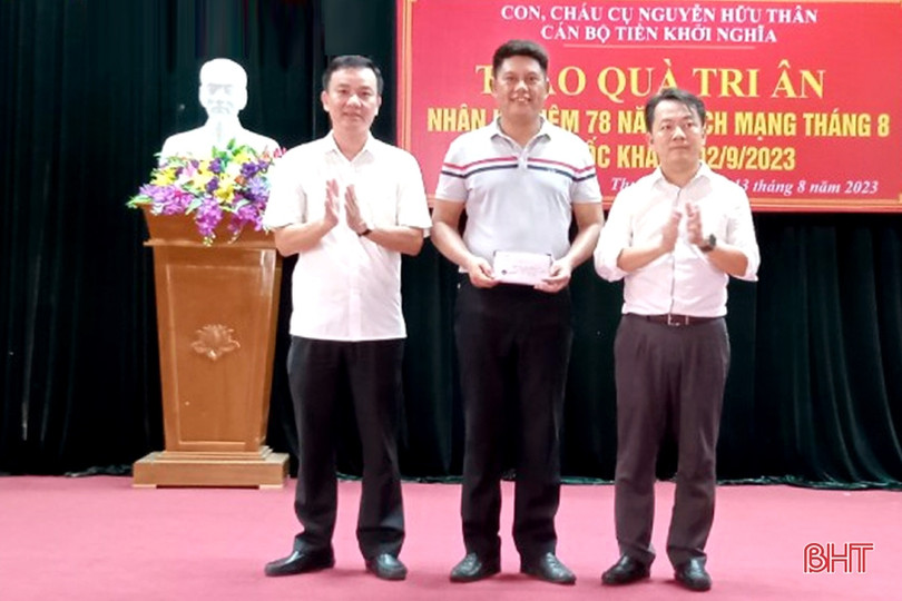 Tặng 100 suất quà cho người có công và hộ nghèo thị xã Hồng Lĩnh