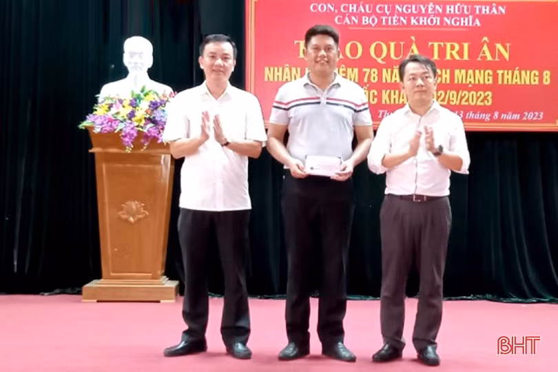 Tặng 100 suất quà cho người có công và hộ nghèo thị xã Hồng Lĩnh