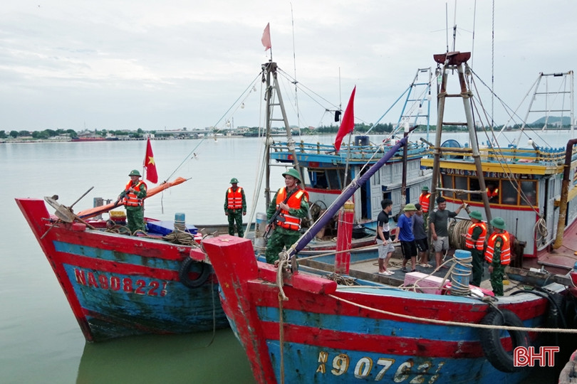 Khai thác hải sản sai vùng biển quy định, 2 tàu cá ngoại tỉnh bị bắt giữ