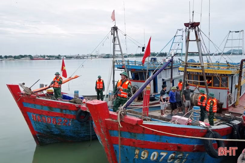 Khai thác hải sản sai vùng biển quy định, 2 tàu cá ngoại tỉnh bị bắt giữ