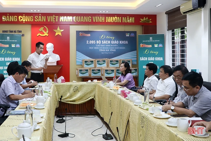 Trao tặng 2.095 bộ sách giáo khoa cho học sinh khó khăn ở Hà Tĩnh