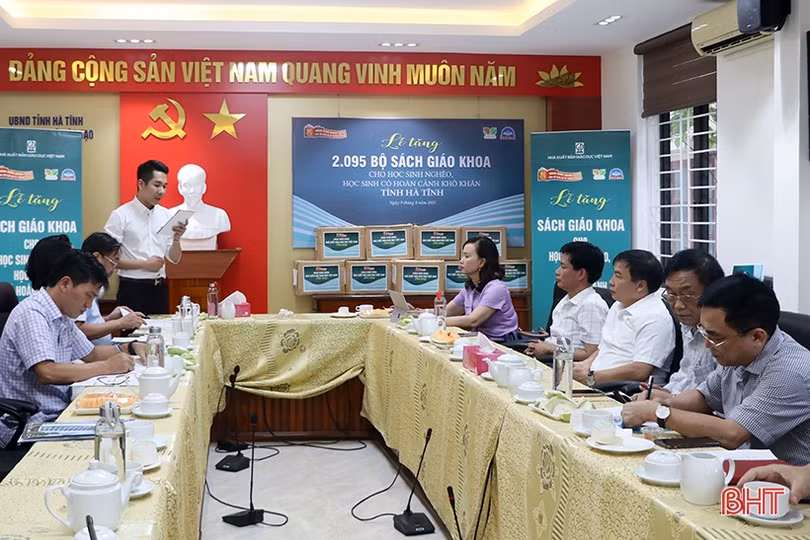 Trao tặng 2.095 bộ sách giáo khoa cho học sinh khó khăn ở Hà Tĩnh
