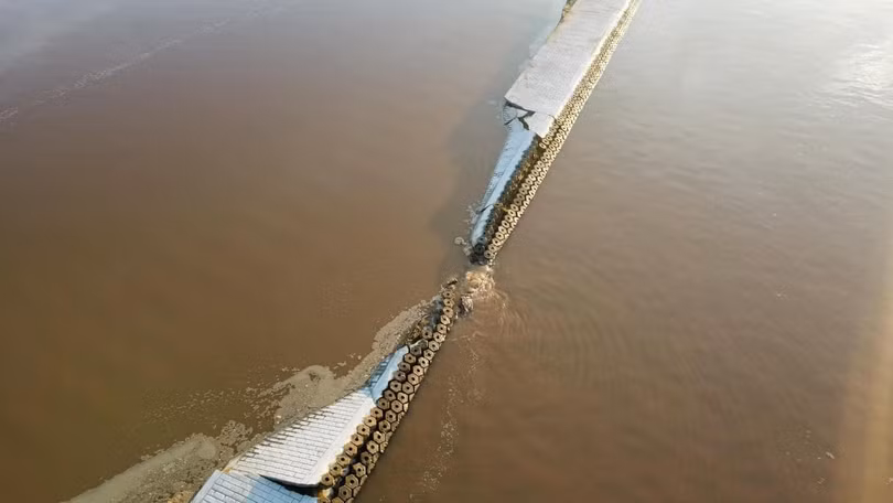 Sập kè sông Mekong ở Thủ đô Vientiane của Lào