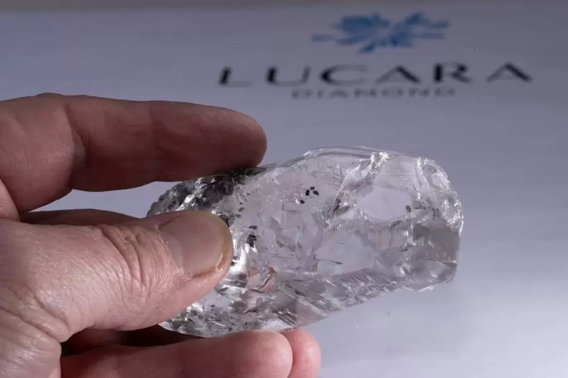 Thêm một viên kim cương trên 1.000 carat “lộ diện”