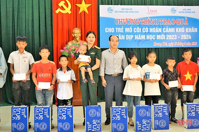 Nhiều suất quà ý nghĩa đến với học sinh mồ côi ở Hương Khê