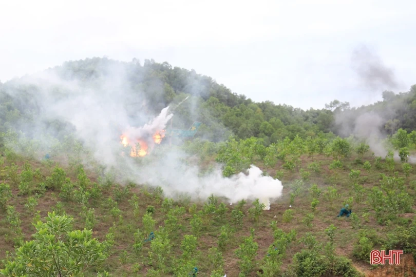 Dân quân xã diễn tập thực binh đánh địch đổ bộ đường không