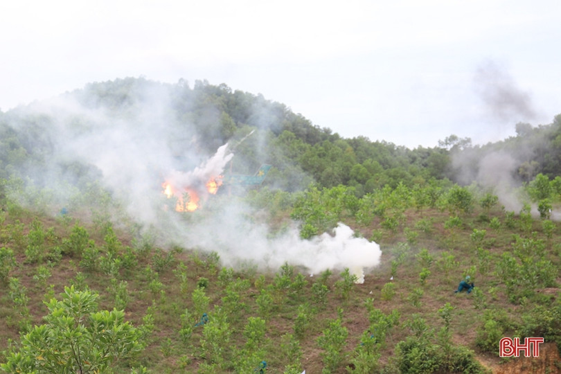 Dân quân xã diễn tập thực binh đánh địch đổ bộ đường không