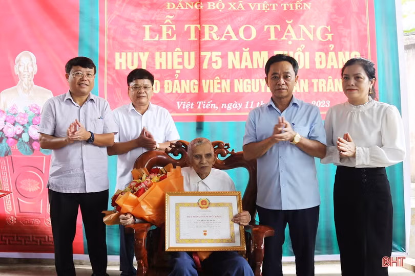 1.813 đảng viên Hà Tĩnh được trao tặng, truy tặng Huy hiệu Đảng dịp 2/9