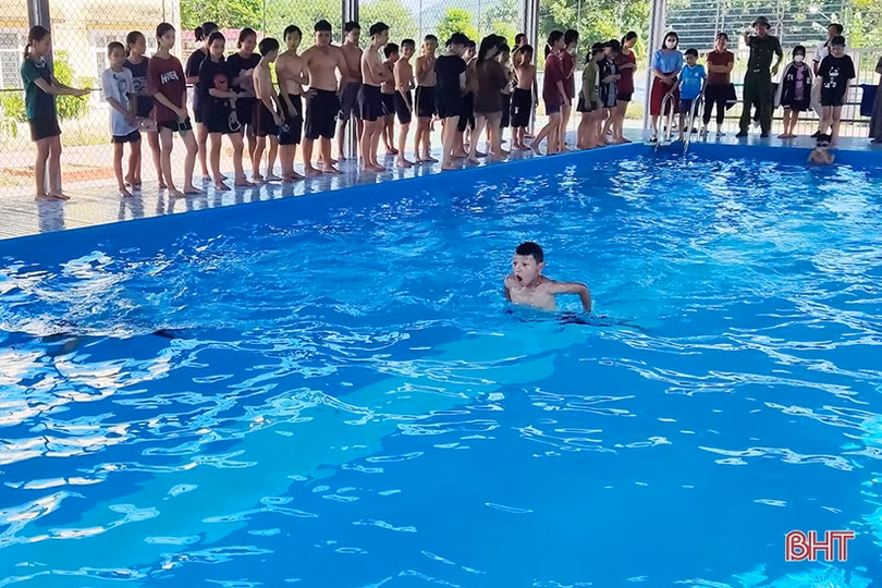 Học sinh miền núi Vũ Quang được học bơi miễn phí