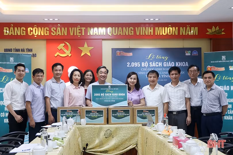 Trao tặng 2.095 bộ sách giáo khoa cho học sinh khó khăn ở Hà Tĩnh