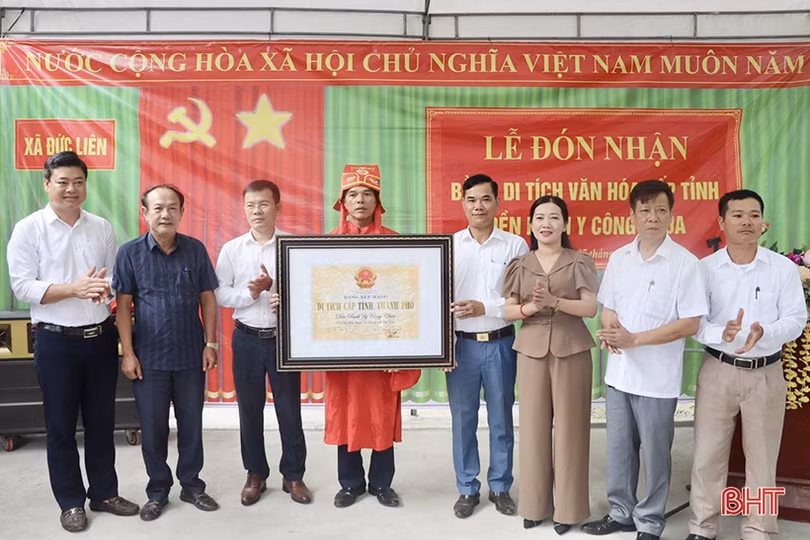 Đón nhận bằng di tích lịch sử - văn hóa cấp tỉnh cho Đền Bạch Y công chúa