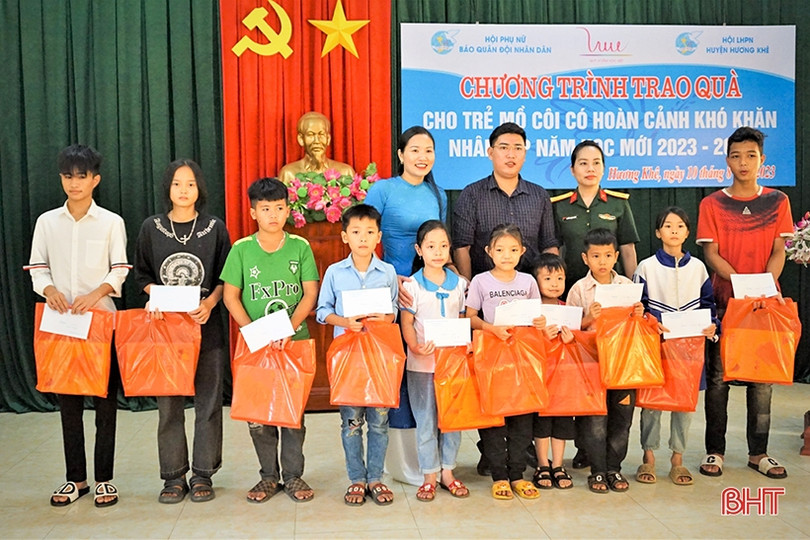 Nhiều suất quà ý nghĩa đến với học sinh mồ côi ở Hương Khê