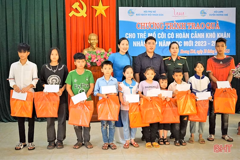 Nhiều suất quà ý nghĩa đến với học sinh mồ côi ở Hương Khê