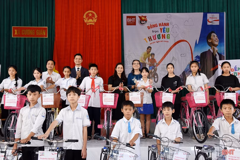 Prudential và Báo Hà Tĩnh trao tặng 20 xe đạp cho học sinh nghèo hiếu học