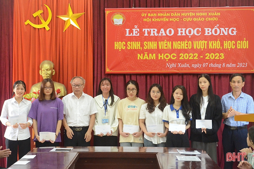 Nghi Xuân trao 40 suất quà cho sinh viên, học sinh nghèo vượt khó
