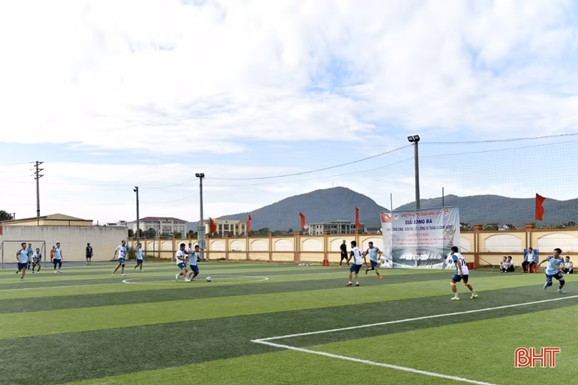 12 đội tranh tài Giải Bóng đá nam TX Hồng Lĩnh