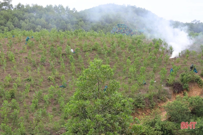 Dân quân xã diễn tập thực binh đánh địch đổ bộ đường không