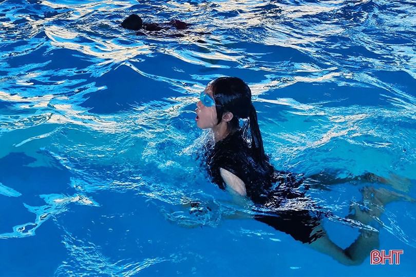 Học sinh miền núi Vũ Quang được học bơi miễn phí