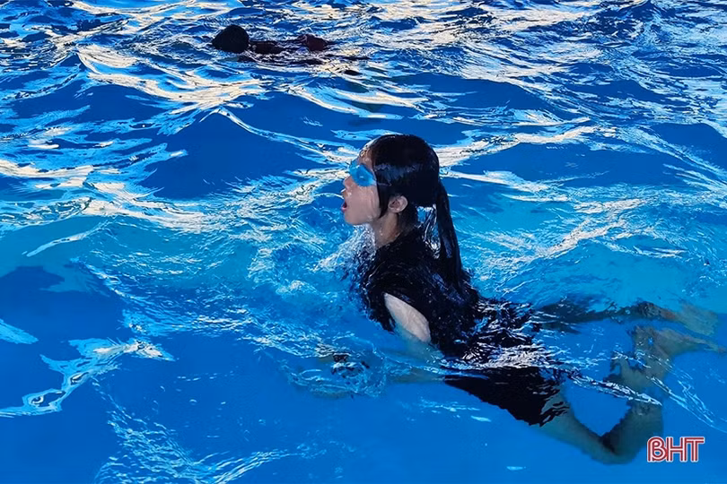 Học sinh miền núi Vũ Quang được học bơi miễn phí
