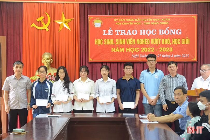 Nghi Xuân trao 40 suất quà cho sinh viên, học sinh nghèo vượt khó