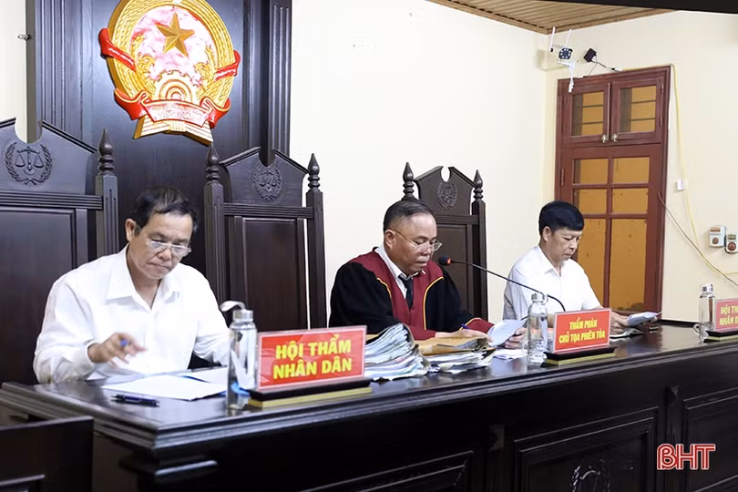 Hà Tĩnh: Xét xử 15 đối tượng làm giả bằng cấp, giấy khám sức khỏe