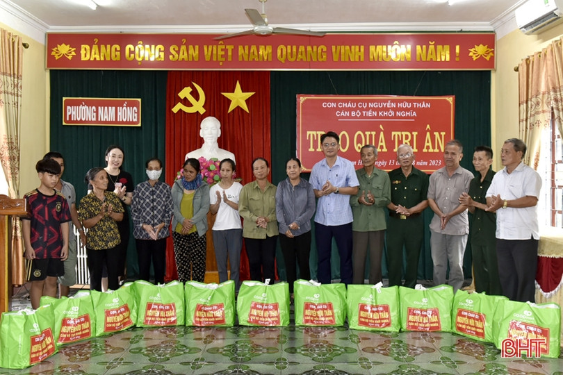 Tặng 100 suất quà cho người có công và hộ nghèo thị xã Hồng Lĩnh