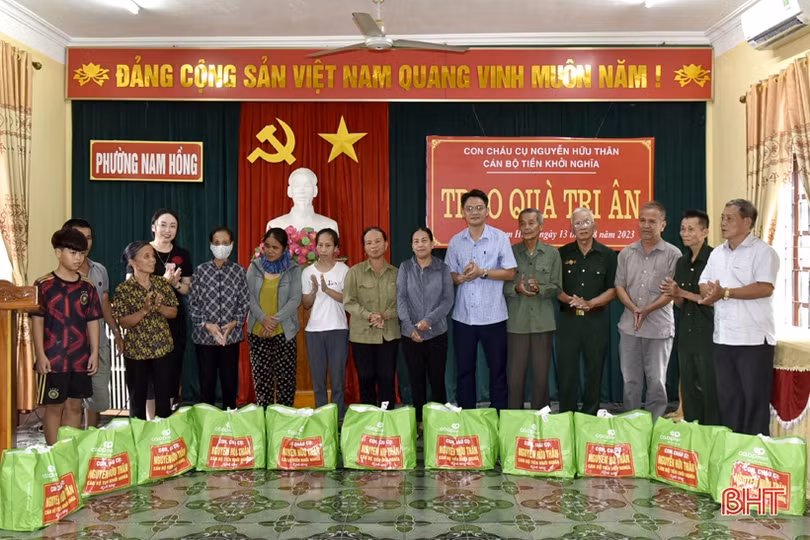 Tặng 100 suất quà cho người có công và hộ nghèo thị xã Hồng Lĩnh