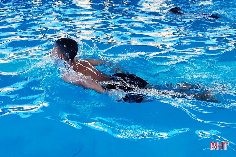 Học sinh miền núi Vũ Quang được học bơi miễn phí