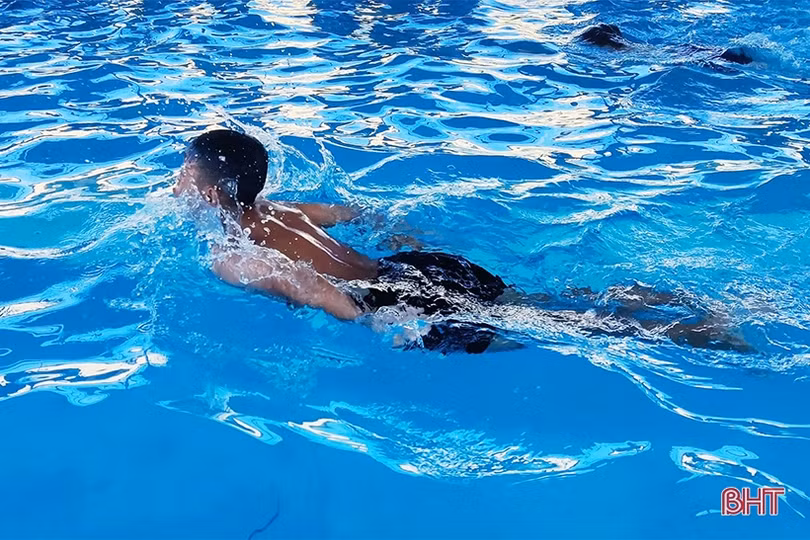 Học sinh miền núi Vũ Quang được học bơi miễn phí