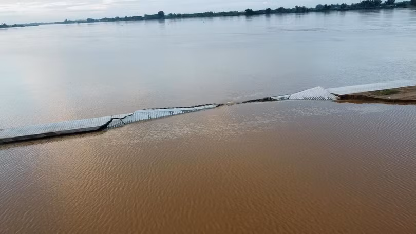 Sập kè sông Mekong ở Thủ đô Vientiane của Lào