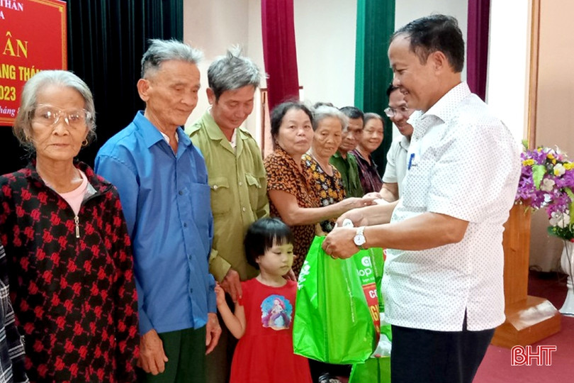 Tặng 100 suất quà cho người có công và hộ nghèo thị xã Hồng Lĩnh