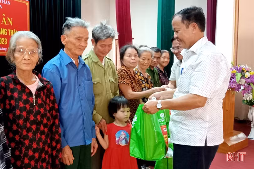 Tặng 100 suất quà cho người có công và hộ nghèo thị xã Hồng Lĩnh