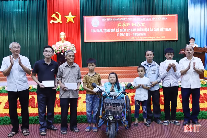 Tọa đàm, tặng quà nhân kỷ niệm 62 năm “Thảm họa da cam Việt Nam”