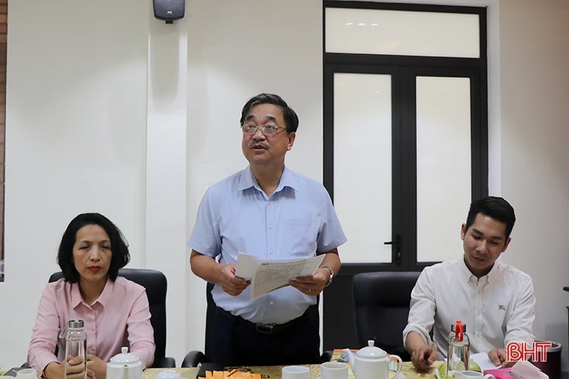 Trao tặng 2.095 bộ sách giáo khoa cho học sinh khó khăn ở Hà Tĩnh