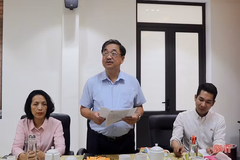 Trao tặng 2.095 bộ sách giáo khoa cho học sinh khó khăn ở Hà Tĩnh