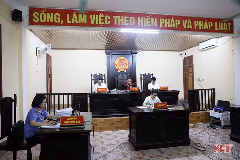Hà Tĩnh: Xét xử 15 đối tượng làm giả bằng cấp, giấy khám sức khỏe