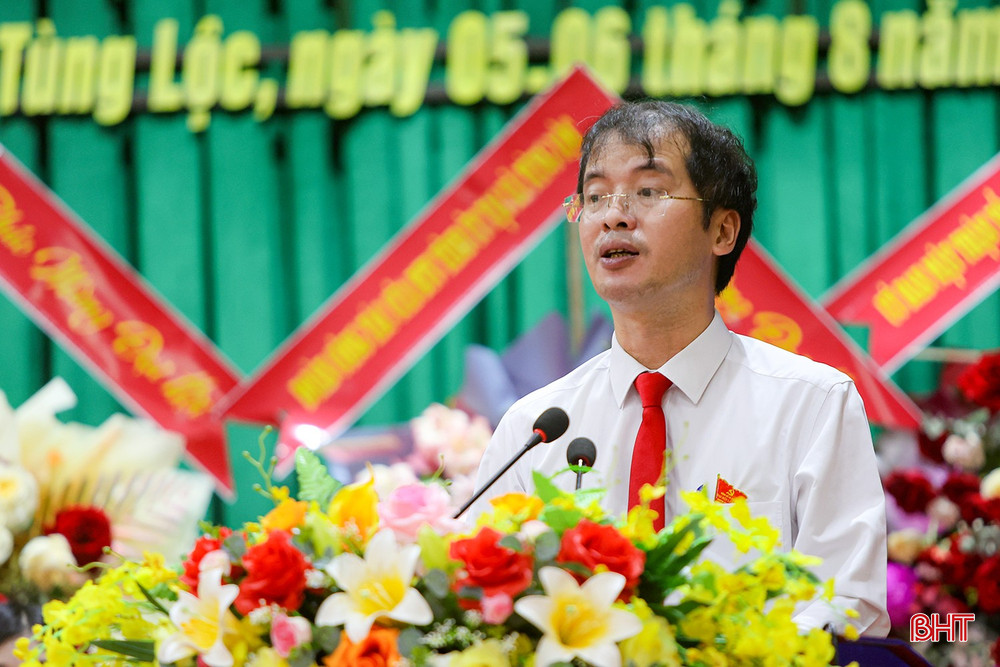 Bí thư Đảng ủy, Chủ tịch HĐND xã Tùng Lộc Hoàng Bá Anh trình bày dự thảo báo cáo chính trị. Bí thư Đảng ủy, Chủ tịch HĐND xã Tùng Lộc Hoàng Bá Anh trình bày dự thảo báo cáo chính trị.