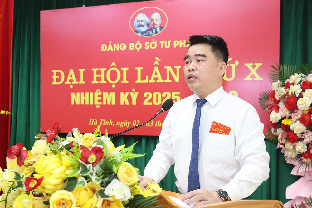 Phó Giám đốc Sở Tư pháp Đinh Văn Hồng trình bày báo cáo chính trị. aimg-5492.jpg