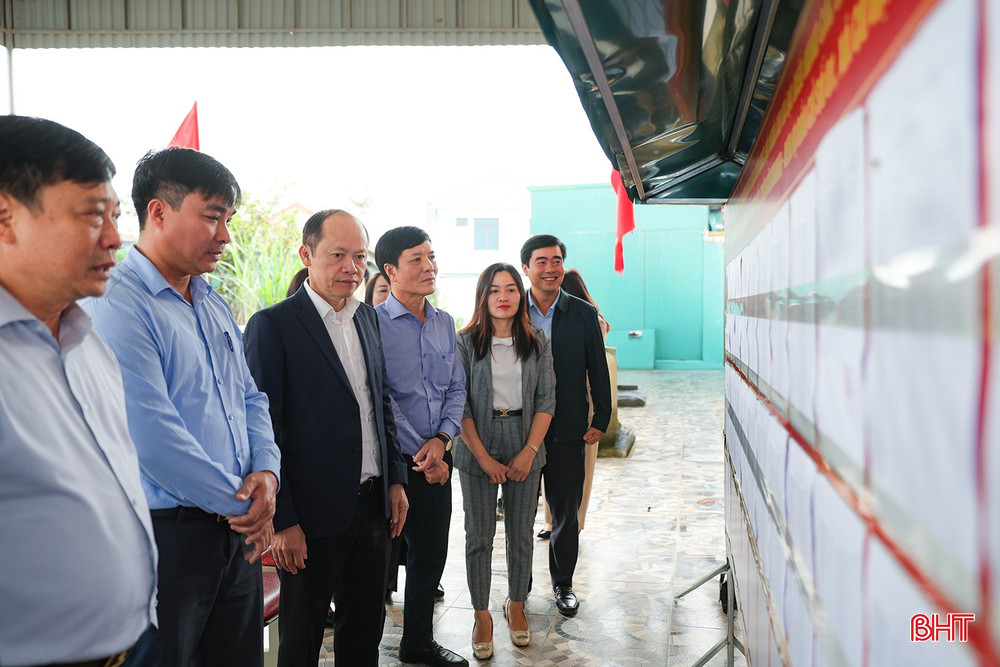 Đoàn công tác kiểm tra tại khu vực bỏ phiếu số 3 (thôn Văn Thanh), xã Cổ Đạm.