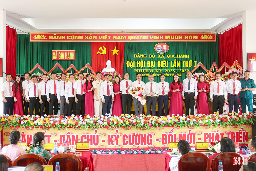 Chủ nhiệm Ủy ban Kiểm tra Tỉnh ủy Hà Văn Trọng tặng hoa chúc mừng Ban Chấp hành Đảng bộ xã Gia Hanh nhiệm kỳ 2025 - 2030. Chủ nhiệm Ủy ban Kiểm tra Tỉnh ủy Hà Văn Trọng tặng hoa chúc mừng Ban Chấp hành Đảng bộ xã Gia Hanh nhiệm kỳ 2025 - 2030.