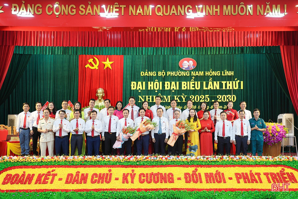 Trưởng ban Tuyên giáo và Dân vận Tỉnh ủy Hà Văn Hùng và các đồng chí lãnh đạo tỉnh tặng hoa chúc mừng BCH Đảng bộ phường Nam Hồng Lĩnh nhiệm kỳ 2025 - 2030. Trưởng ban Tuyên giáo và Dân vận Tỉnh ủy Hà Văn Hùng và các đồng chí lãnh đạo tỉnh tặng hoa chúc mừng BCH Đảng bộ phường Nam Hồng Lĩnh nhiệm kỳ 2025 - 2030.