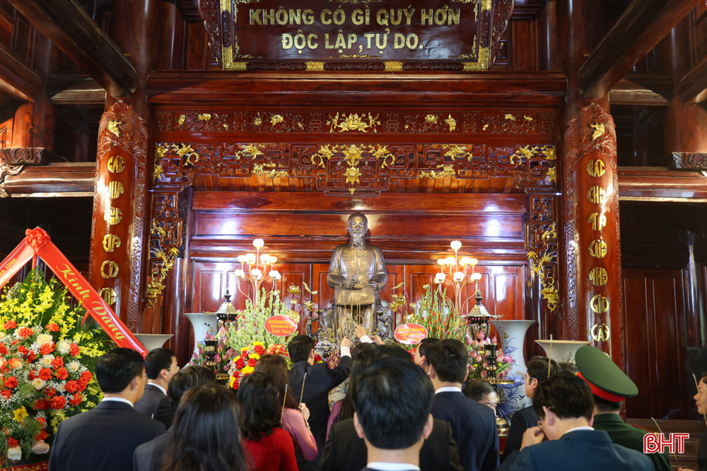 Đoàn đại biểu bày tỏ lòng thành kính, biết ơn vô hạn đối với Chủ tịch Hồ Chí Minh. bqbht_br_img-2805.jpg